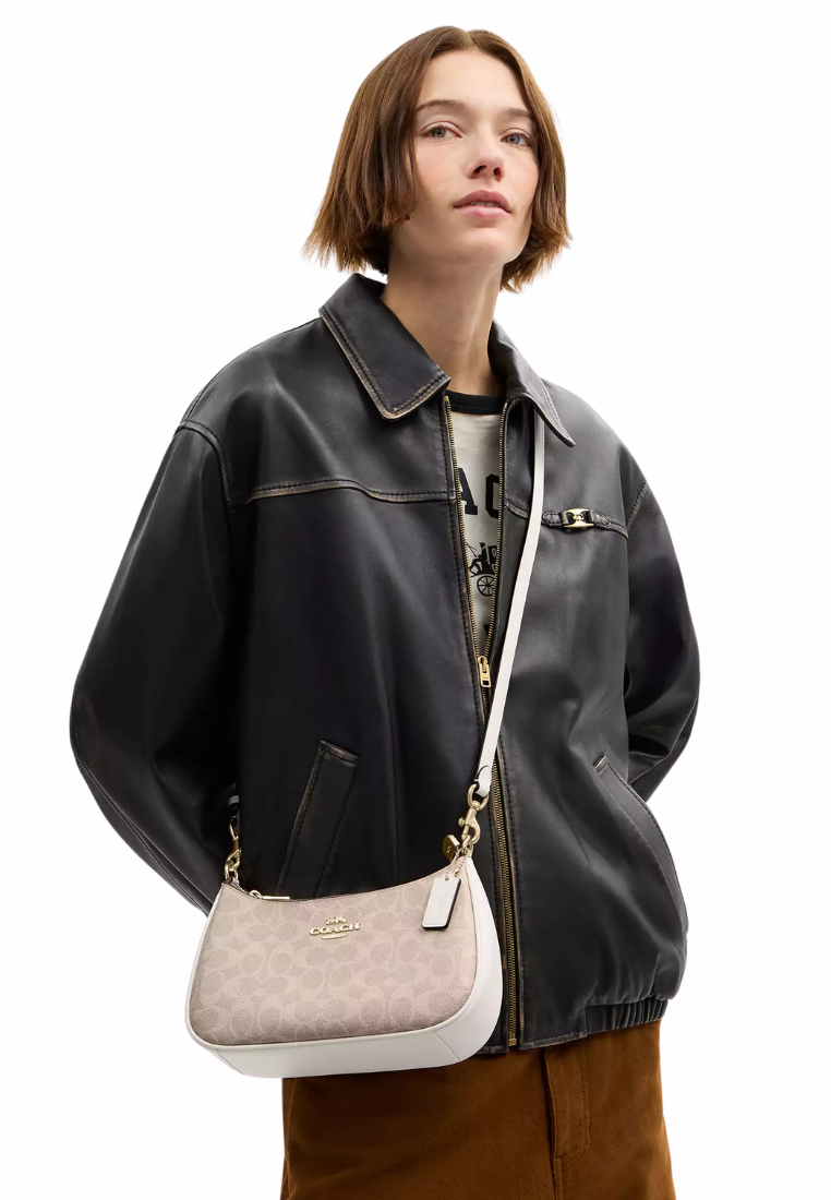 ( PREORDER ) Coach Teri In Signature Canvas Shoulder Bag In Sand Chalk CV933