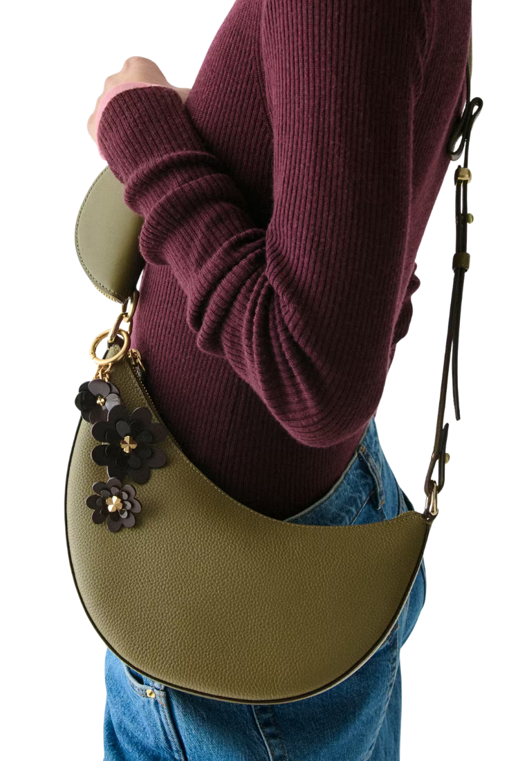 ( PREORDER ) Kate Spade Charmed Spade Flower Bag Charm In Hot Fudge KM403