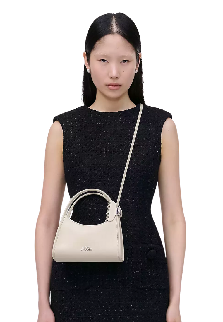 ( PREORDER ) Marc Jacobs The Glam Claw Clip Crossbody Bag In Cotton White 2P5HCR010H02