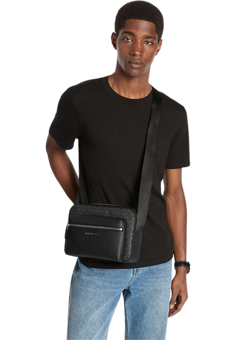 ( PREORDER ) Michael Kors Hudson Textured and Signature Logo Camera Crossbody Bag In Black 33F5LHDC2B