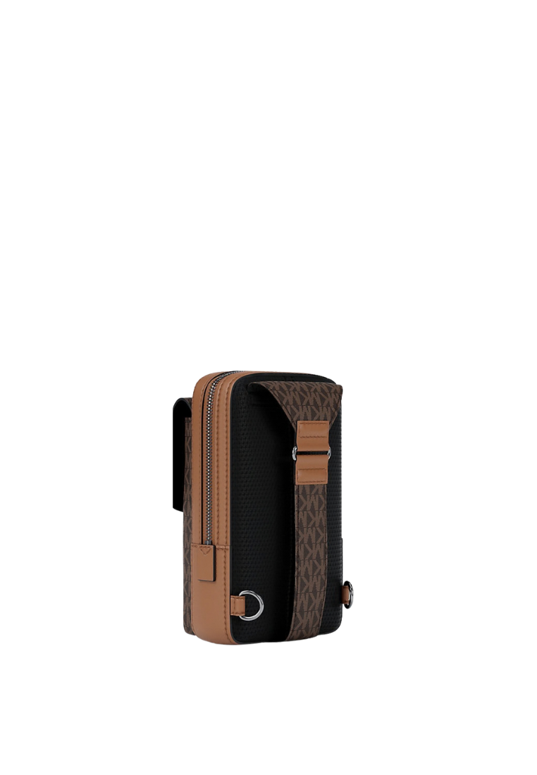 ( PREORDER ) Michael Kors Hudson Signature Logo Sling Pack In Brown Luggage 33S4LHUY1B